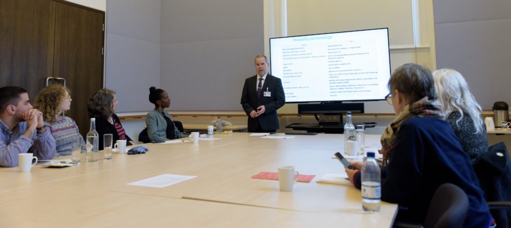 Graphic: Consultant and the group in the training room